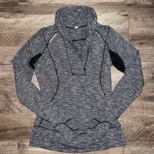 Lululemon black and white stripped half zip pullover thumb holes finger covers